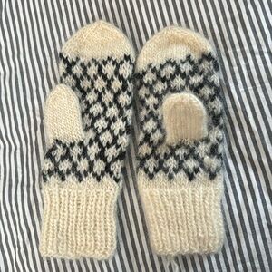 Wool mittens from Peru